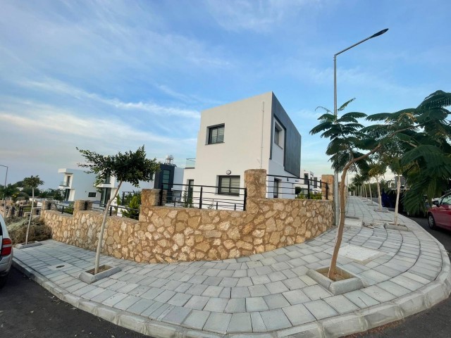 VOLLSTÄNDIG MÖBLIERTE 4+1-VILLA MIT HERRLICHER AUSSICHT IN ÇATALKÖY, GIRNE