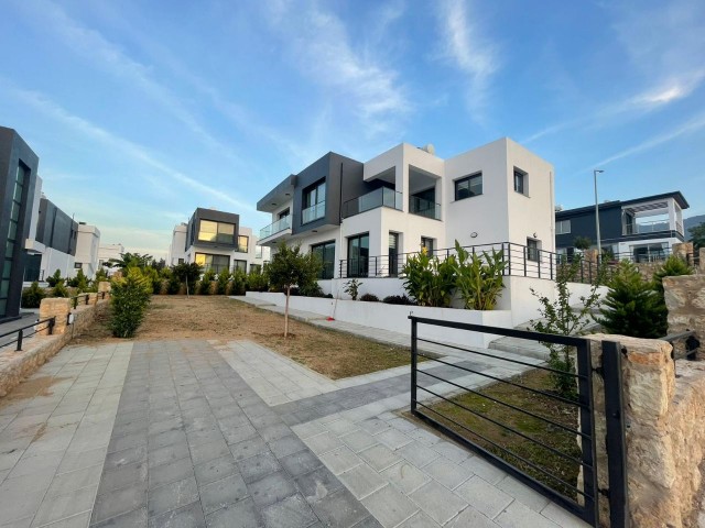 VOLLSTÄNDIG MÖBLIERTE 4+1-VILLA MIT HERRLICHER AUSSICHT IN ÇATALKÖY, GIRNE