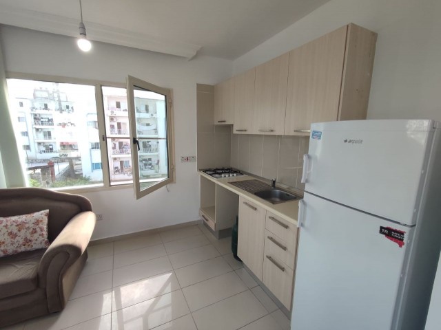 1+1 WOHNUNG ZUM VERKAUF AN DER HAUPTSTRAßE IM KYRENIA CENTER!!