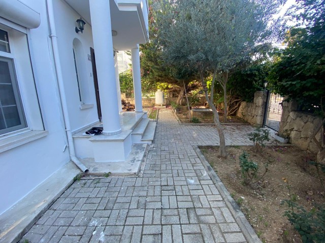 3+1 VILLA MIT POOL ZU VERKAUFEN AUF 1000 m2 GRUNDSTÜCK IN BELLAPAIS, KYRENIA!!