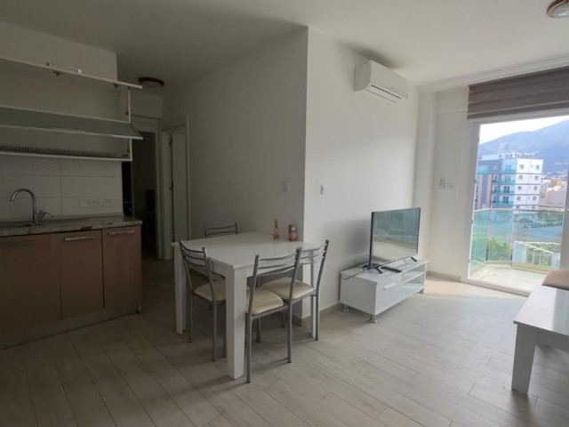 2+1 MÖBLIERTE WOHNUNG ZU VERMIETEN MIT POOL IN PRESTIGIÖSER LAGE IM KYRENIA-ZENTRUM!!