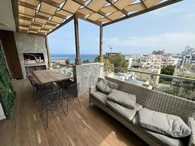 VOLLSTÄNDIG MÖBLIERTES, LUXUSGESTALTETES 3+1-PENTHOUSE ZUM VERKAUF IM KYRENIA CENTER!!