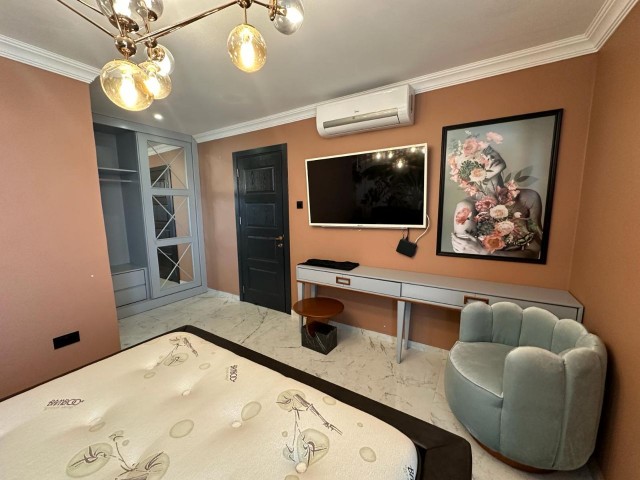 VOLLSTÄNDIG MÖBLIERTES, LUXUSGESTALTETES 3+1-PENTHOUSE ZUM VERKAUF IM KYRENIA CENTER!!