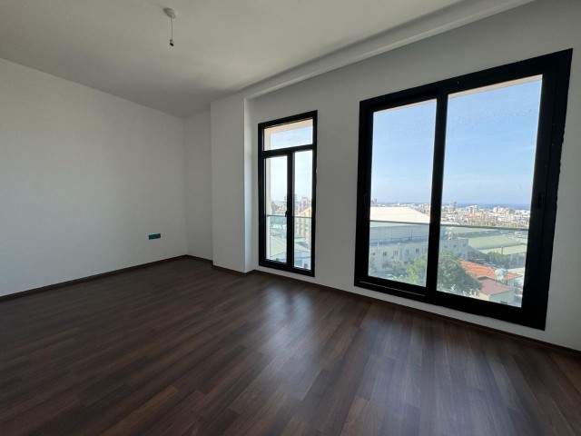 GİRNE MERKEZ'DE HAVUZLU SİTE İÇERİSİNDE SATILIK 3+1 PENTHOUSE !!