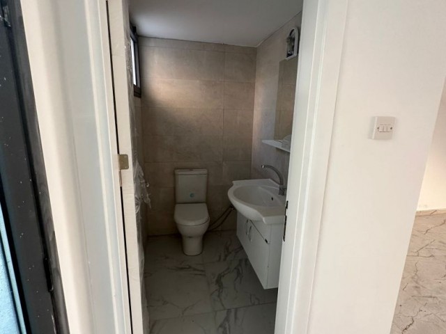 GİRNE ALSANCAK'TA (3+1 DAİRE VEYA PENTHOUSE) TAKASA UYGUN SATILIK DÜKKAN !!