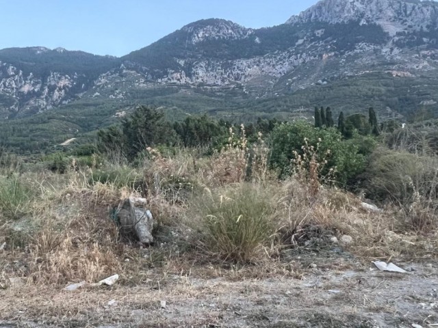 GRUNDSTÜCK ZU VERKAUFEN MIT EINER ATEMBERAUBIGEN AUSSICHT IN KYRENIA LAPTA!!