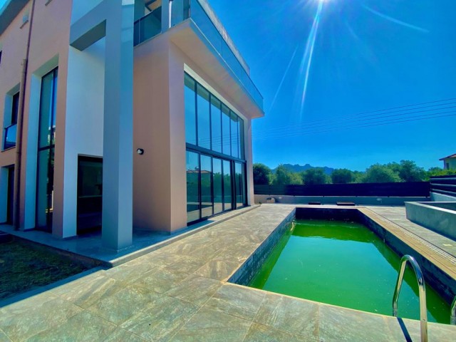 Havuzlu / Havuzsuz Seçenekleri ile Muhteşem Manzaralı ve Muhteşem Fiyat Fırsatı ile Satılık 4+1 5+1 Triplex Villa 