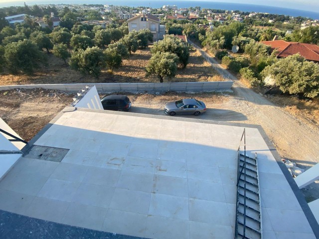 VILLA ZUM VERKAUF MIT PRIVATER UND GROSSER WOHNFLÄCHE AUF 4800 M2 GRUNDSTÜCK IN GIRNE LAPT