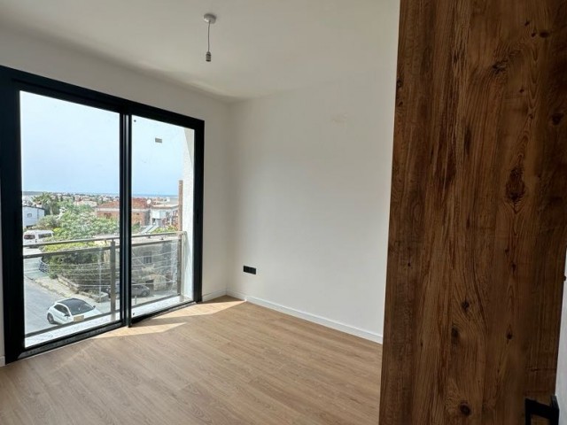 LUXUSWOHNUNG MIT 3+1 DACHNUTZFLÄCHE IN KYRENIA LAPTADA MIT MEERBLICK, fußläufig zu den Stränden