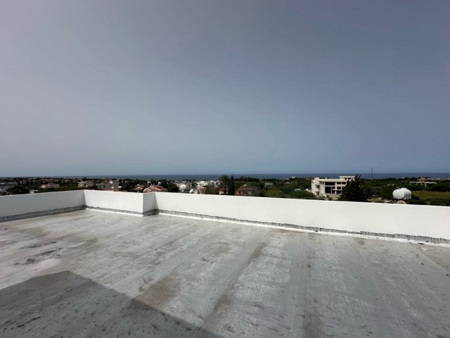 LUXUSWOHNUNG MIT 3+1 DACHNUTZFLÄCHE IN KYRENIA LAPTADA MIT MEERBLICK, fußläufig zu den Stränden