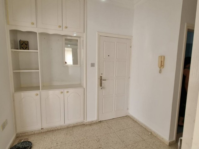 Sehr geräumige und saubere 3+1-Wohnung zur Miete im Zentrum von Famagusta