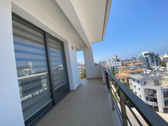 Girne Merkezde full eşyallı,  dağ manzaralı, geniş yaşam alanı sunan, süper mutfak ve  banyolu yeni 3+1 penthouse