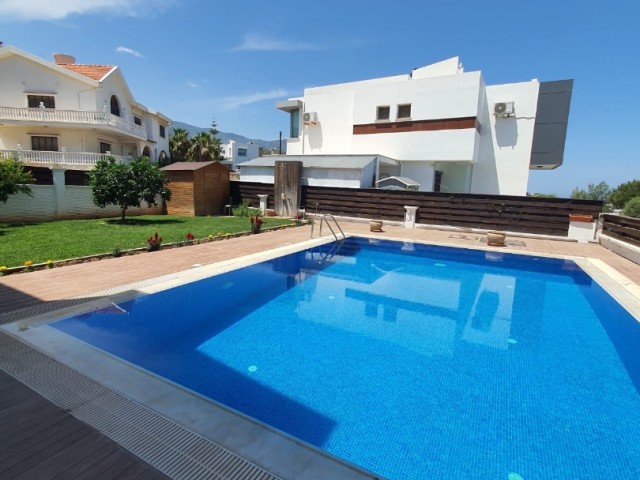 4+1 VILLA IN KYRENIA ALSANCAK MIT MEERBLICK, PRIVATEM POOL, VOR ORT, VOLL MÖBLIERT ** 