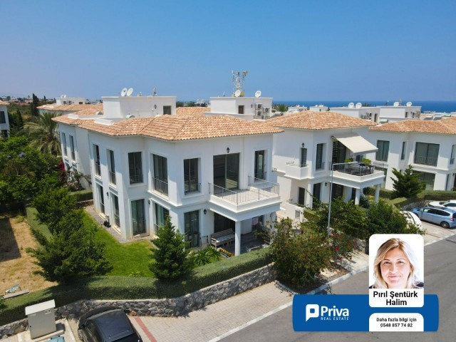 Kıbrıs Girne Town House Sitesinde Satılık 2+1, Lüks, Havuzlu ve Güvenlikli Sitede, Denize ve Çevre Yoluna Yakın Muhteşem Konumlu daire