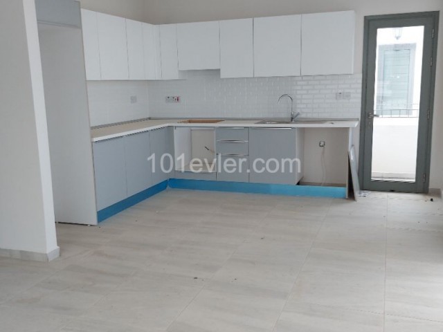 Kıbrıs Girne Town House Sitesinde Satılık 2+1, Lüks, Havuzlu ve Güvenlikli Sitede, Denize ve Çevre Yoluna Yakın Muhteşem Konumlu daire