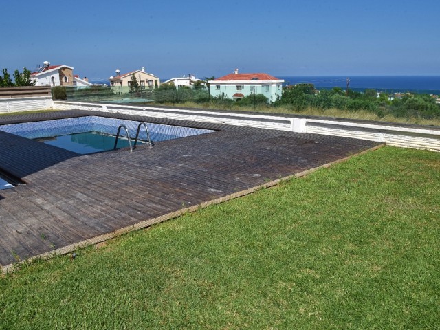 ZYPERN, GIRNE ALSANCAK, AUF EINEM GRUNDSTÜCK, 3+1 HALBMÖBLIERTE VILLA ZU VERMIETEN, MIT POOL, MIT ATEMBERAUBENDEM MEERBLICK