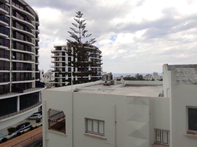 2+1 Wohnung mit Berg- und Meerblick in Kyrenia Zentrum