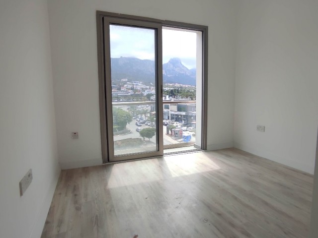 2+1 Wohnung mit Balkon und Blick im Zentrum von Kyrenia