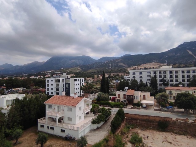 2+1 Wohnung mit Balkon und Blick im Zentrum von Kyrenia