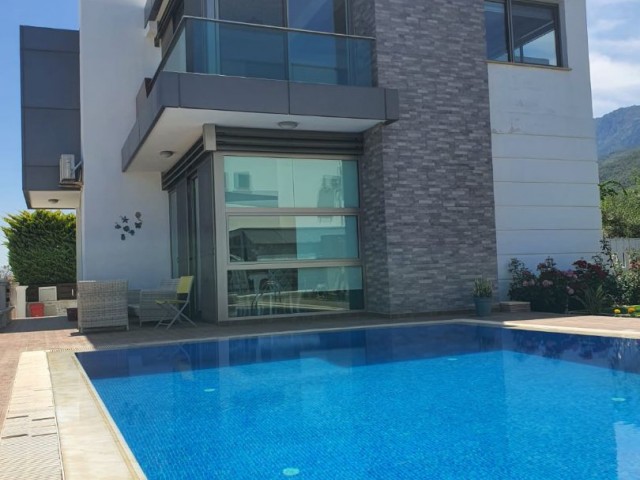 MÖBLIERTE 4+1-VILLA ZU VERMIETEN IN ZYPERN GIRNE ALSANCAK MIT MEERBLICK, PRIVATEM POOL, AUF EINEM GRUNDSTÜCK