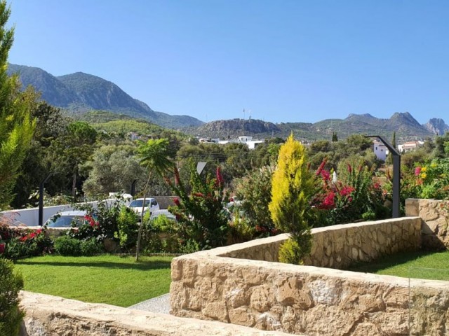 2+1 WOHNUNG ZU VERMIETEN MIT GARTEN UND GEMEINSCHAFTSPOOL IN BELLAVIEW-GELÄNDE IN BELLAPAİS, KYRENIA