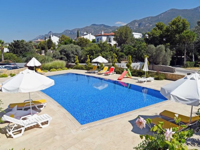 2+1 WOHNUNG ZU VERMIETEN MIT GARTEN UND GEMEINSCHAFTSPOOL IN BELLAVIEW-GELÄNDE IN BELLAPAİS, KYRENIA