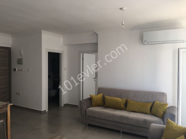 GERÄUMIGE 1 + 1 WOHNUNG ZUR MIETE IM ZENTRUM VON KYRENIA ** 