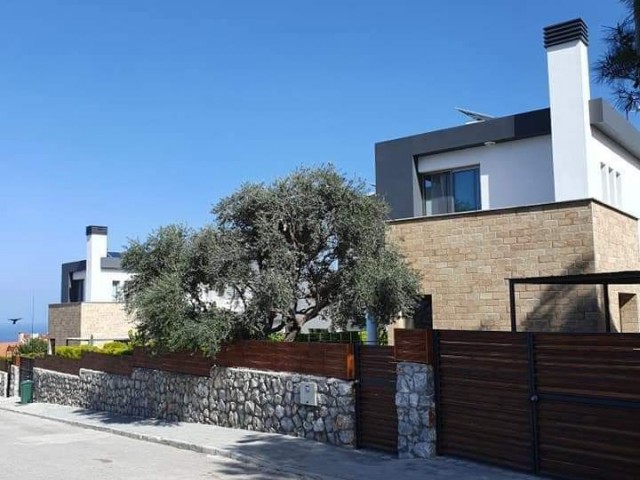 Girne Çatalköyde  Havuzlu satilik Villa