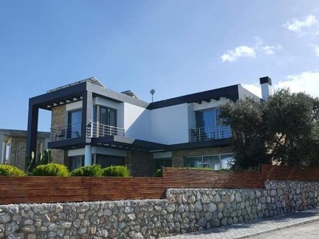 Girne Çatalköyde  Havuzlu satilik Villa