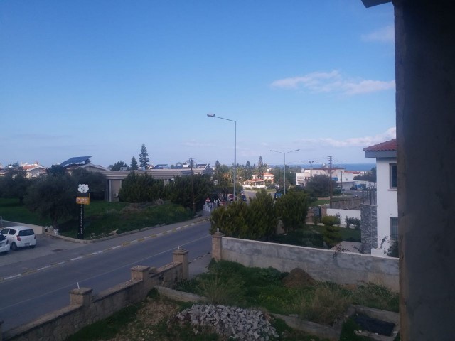 DIE PERLE VON KYRENIA BELLEPAIS. FABELHAFTE LAGE, HALBBAUVILLA MIT POOL MIT MEER- UND BERGBLICK.