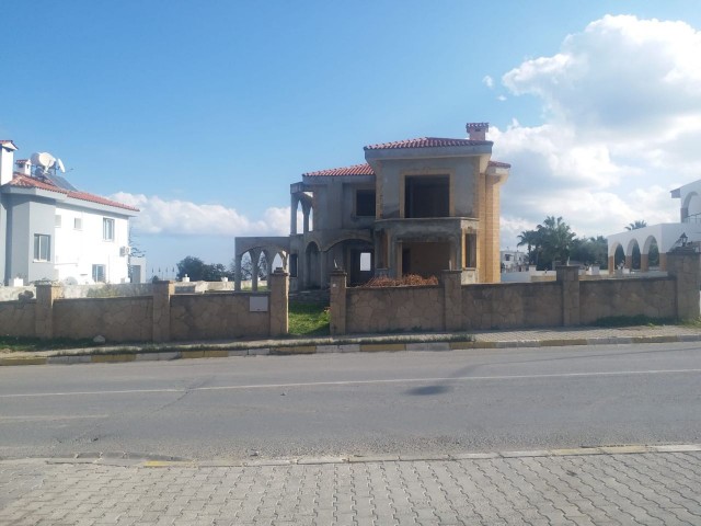 DIE PERLE VON KYRENIA BELLEPAIS. FABELHAFTE LAGE, HALBBAUVILLA MIT POOL MIT MEER- UND BERGBLICK.