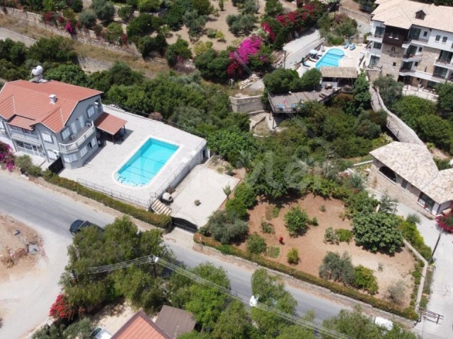 VILLA MIT POOL MIT TÜRKISCHEM TITEL, MEER- UND BERGBLICK IM GEBIET GIRNE ZEYTİNLİK