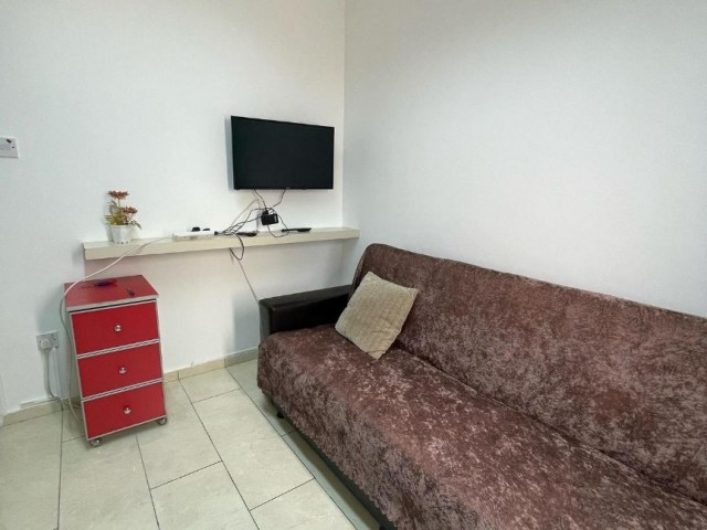 telsim hinter dem zentralen Dorf 1 + 1 Wohnung super Lage 3500 tl zu den Haltestellen 5 min 05338711922 05338616118 kamselemlak ** 