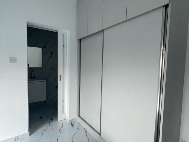 Ministerienbereich, neben dem Innenministerium, Dereboyun und Bushaltestelle 5 Minuten 2+1 Wohnung 3 WC jedes Zimmer Badezimmer Toilette brandneu 650 STG 6+6 bezahlt 2 Kaution 05338711922 05338616118 Kamsel