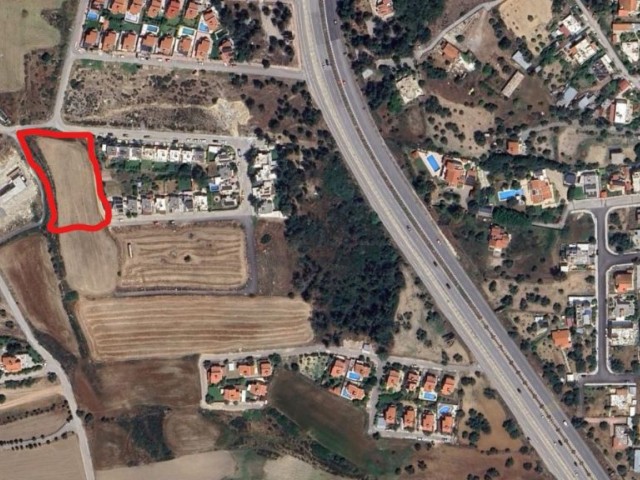 Girne-Boğaz bölgesinde Türk koçanlı,  İnşaat ruhsatı alınmış, parselasyon projesi yapılmış ve projeye göre 4 parçaya bölünmüş 3847m2'lik arazi ( 05338590018 - 00447807700970) satılıktır. Arazimiz tam olarak Asok villalarının bitişiğinde olup, hali hazırda üç tarafı yol ile çevirilidir.