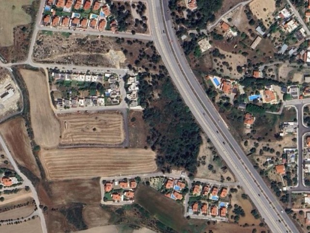 Girne-Boğaz bölgesinde Türk koçanlı,  İnşaat ruhsatı alınmış, parselasyon projesi yapılmış ve projeye göre 4 parçaya bölünmüş 3847m2'lik arazi ( 05338590018 - 00447807700970) satıl