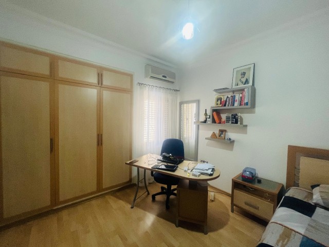 MAĞUSA MERKEZDE 3+1 DAİRE .