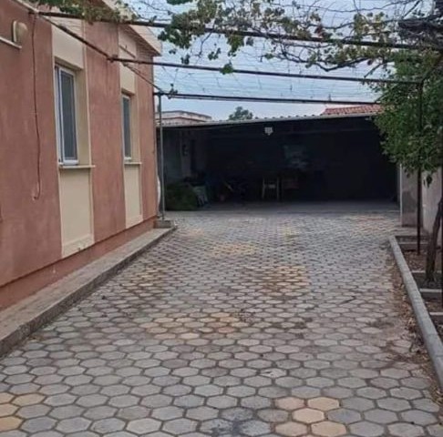 GUTER ZUSTAND UND GEHALTENES 3+1 DORFHAUS MIT GARTEN IN TÜRKMENKÖY ZU VERKAUFEN