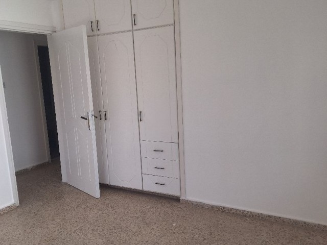 MAĞUSA GÜLSERENDE 3+1 BAKIMLI  TEMİZ DAİRE SATILIKTIR 