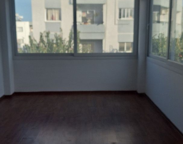 Unsere Wohnung befindet sich in zentraler Lage von Famagusta und kann optional als Büro genutzt werd