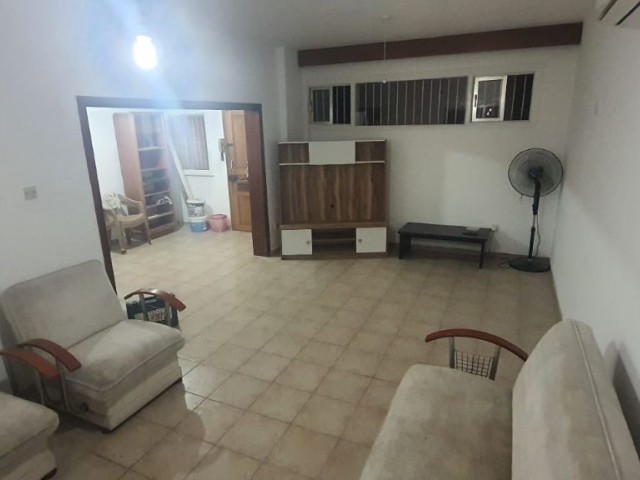 Lefkoşa , Ortaköy , Ana cadde üzeri, Öğretmenler Apartmanı  , asansörlü ,6. kat , 135 m2 ,  3+1 yarı