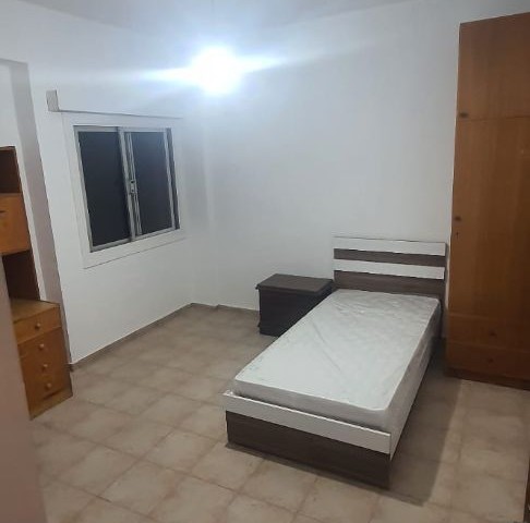 Lefkoşa , Ortaköy , Ana cadde üzeri, Öğretmenler Apartmanı  , asansörlü ,6. kat , 135 m2 ,  3+1 yarı eşyalı satılık daire 