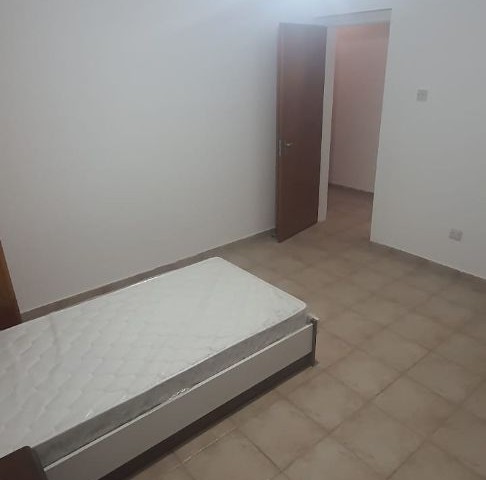 Lefkoşa , Ortaköy , Ana cadde üzeri, Öğretmenler Apartmanı  , asansörlü ,6. kat , 135 m2 ,  3+1 yarı eşyalı satılık daire 