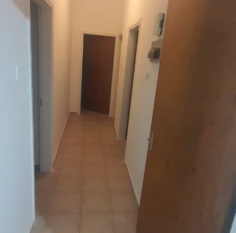 Lefkoşa , Ortaköy , Ana cadde üzeri, Öğretmenler Apartmanı  , asansörlü ,6. kat , 135 m2 ,  3+1 yarı eşyalı satılık daire 