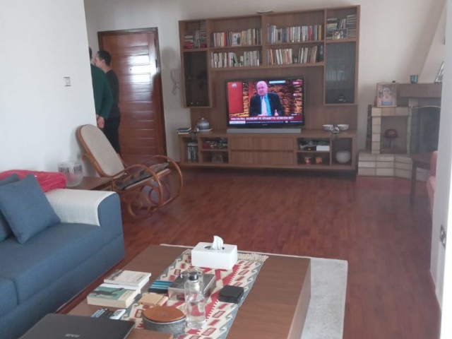 Sehr saubere 3+1-Wohnung zum Verkauf im Zentrum von Yenişehir, die keiner Renovierung bedarf