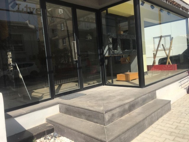 Köşklüçiftlik'de 100m2 KIRALIK Ofis/Dükkan/Muayenehane - (8 metre  vitrin,modern tasarım, brüt beton zemin,  tadilat gerekmeyen,2 Klima+1Buzdolabı dahil)