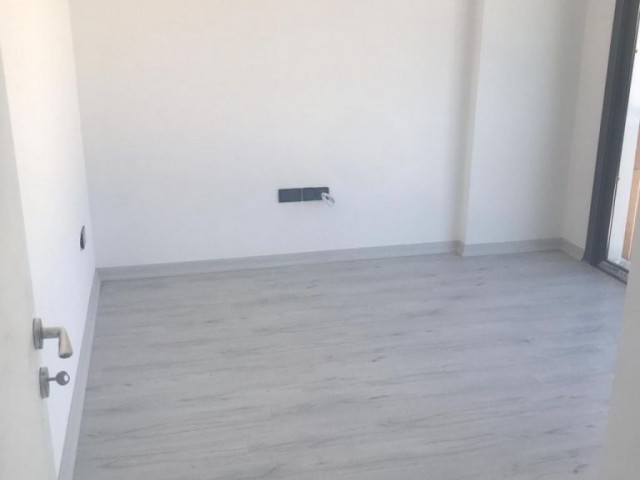 GİRNE MERKEZDE,2+1,DAĞ VE DENİZ MANZARALI,ASANSÖRLÜ,SATILIK DAİRE..