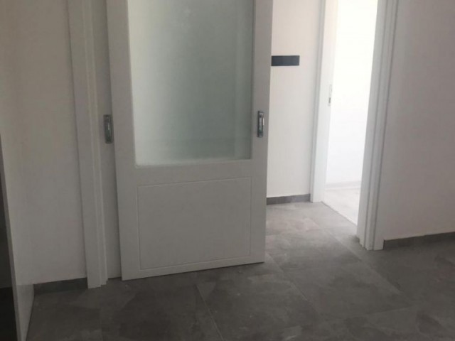 GİRNE MERKEZDE,2+1,DAĞ VE DENİZ MANZARALI,ASANSÖRLÜ,SATILIK DAİRE..