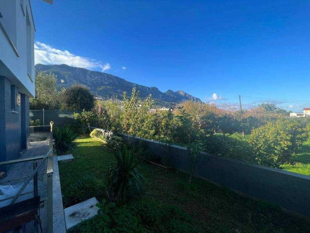 Wohnung zum Verkauf in der Gegend von Lapta. Toller Meer- und Bergblick! Beeilen Sie sich zu kaufen :)