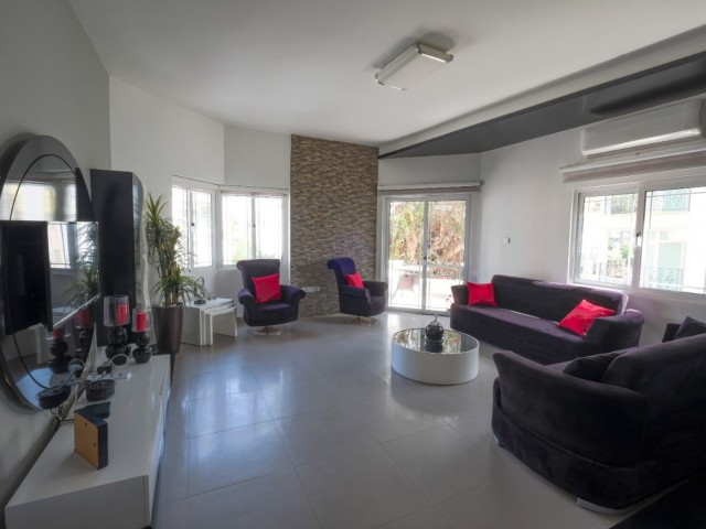 3+1 apartment for rent in Kyrenia Center 